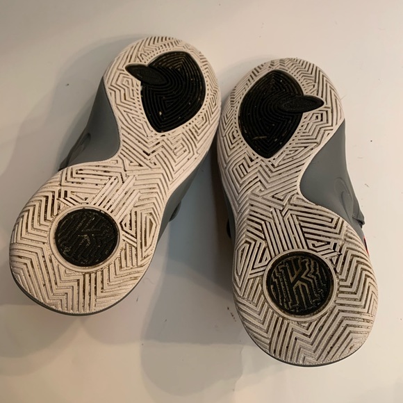 Nike Boys Flytrap Gray Basketball shoes-size 5 - Picture 11 of 16